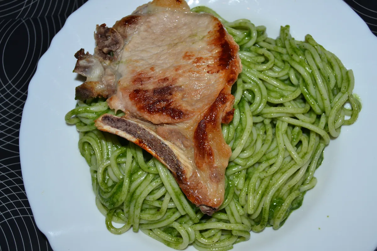 Tallarines verdes con bistec: receta peruana